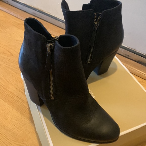 Michael Kors Denver Bootie size 7. Worn once In original box, like new - Picture 6 of 6